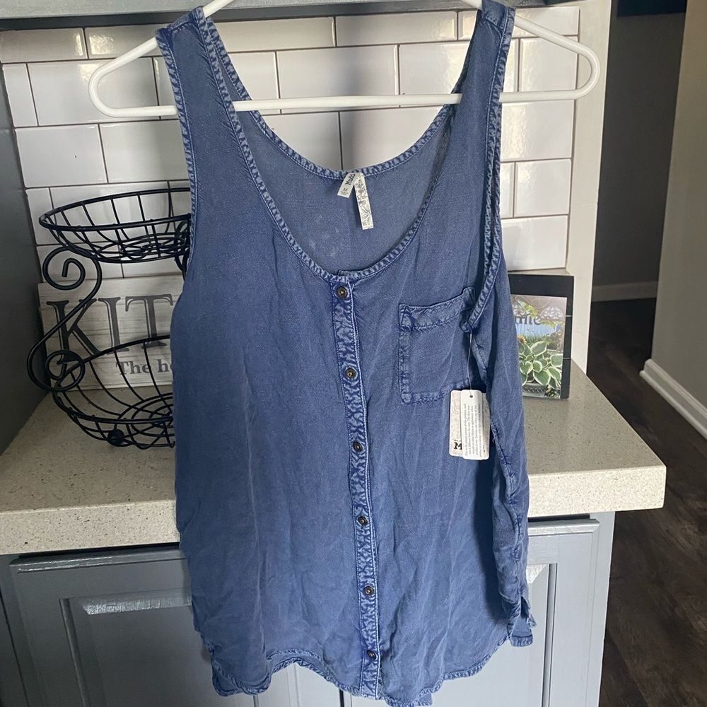 Women’s Mudd soft jean like shirt, NWT, great for spring and summer!